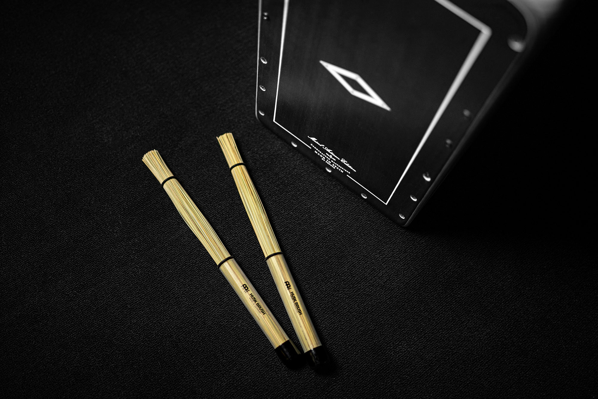 Low bass tones and crisp highs with the Cajon Brushes from Meinl Stick & Brush