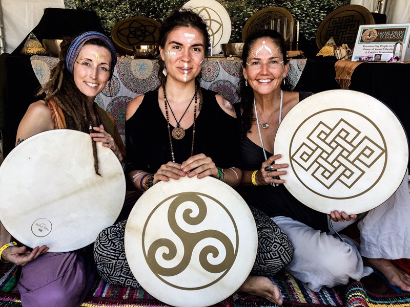 media/image/Karen-Renee-Robb-Three-Amigas-with-Hand-Drums_bearb.jpg