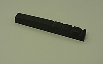 IBANEZ Sattel 6 x 55 mm aus Kunststoff für 8-Saiter - Schwarz (4NT1MA0002)